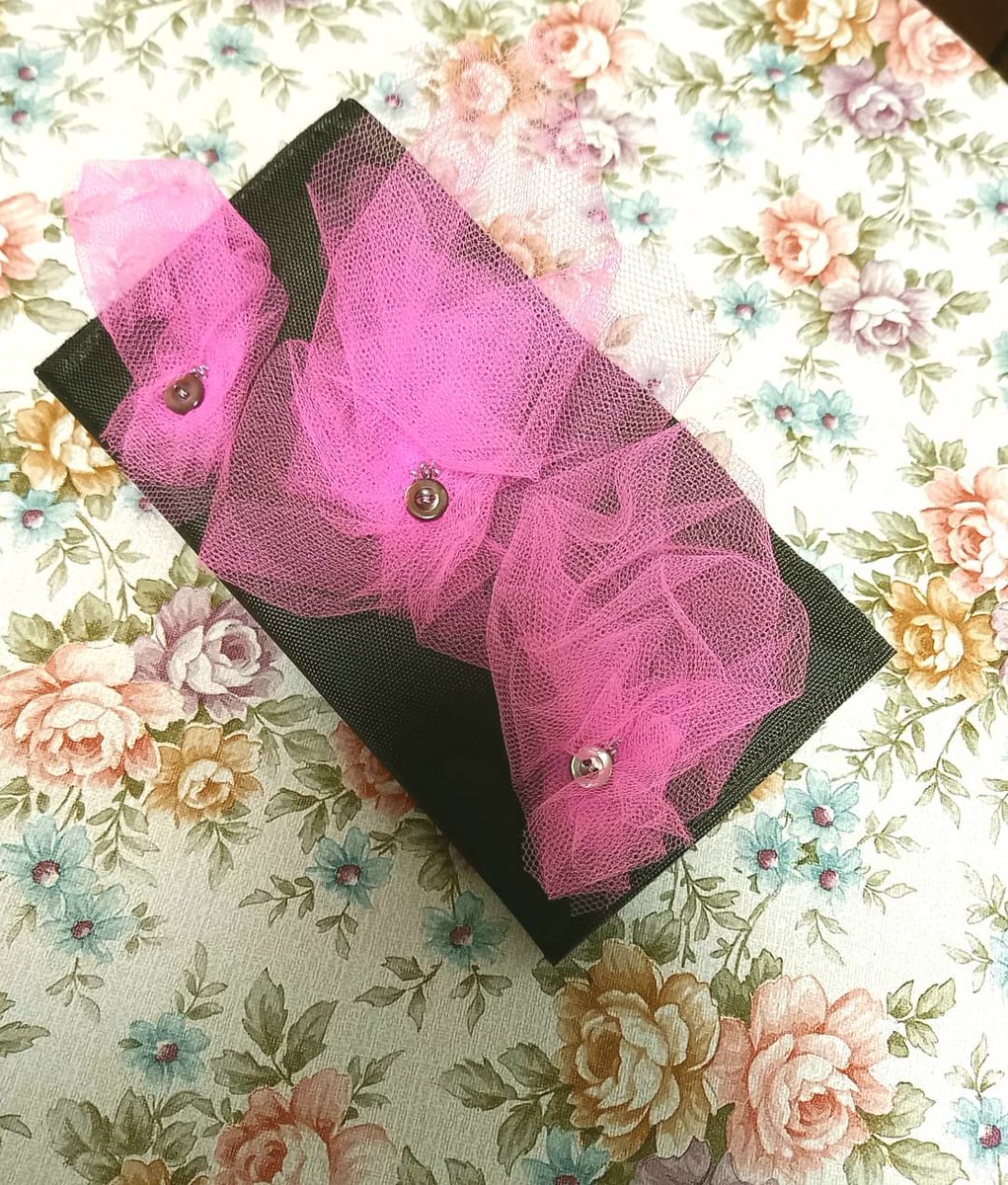 Mari__Rowan's tweet image. I made smartphone case

with water repellent cloth.

撥水生地でスマホケースを作りました。

#waterrepellent #tulle #shellbuttons 
#smartphonecase
#スマホケース #撥水生地
#チュール #貝ボタン