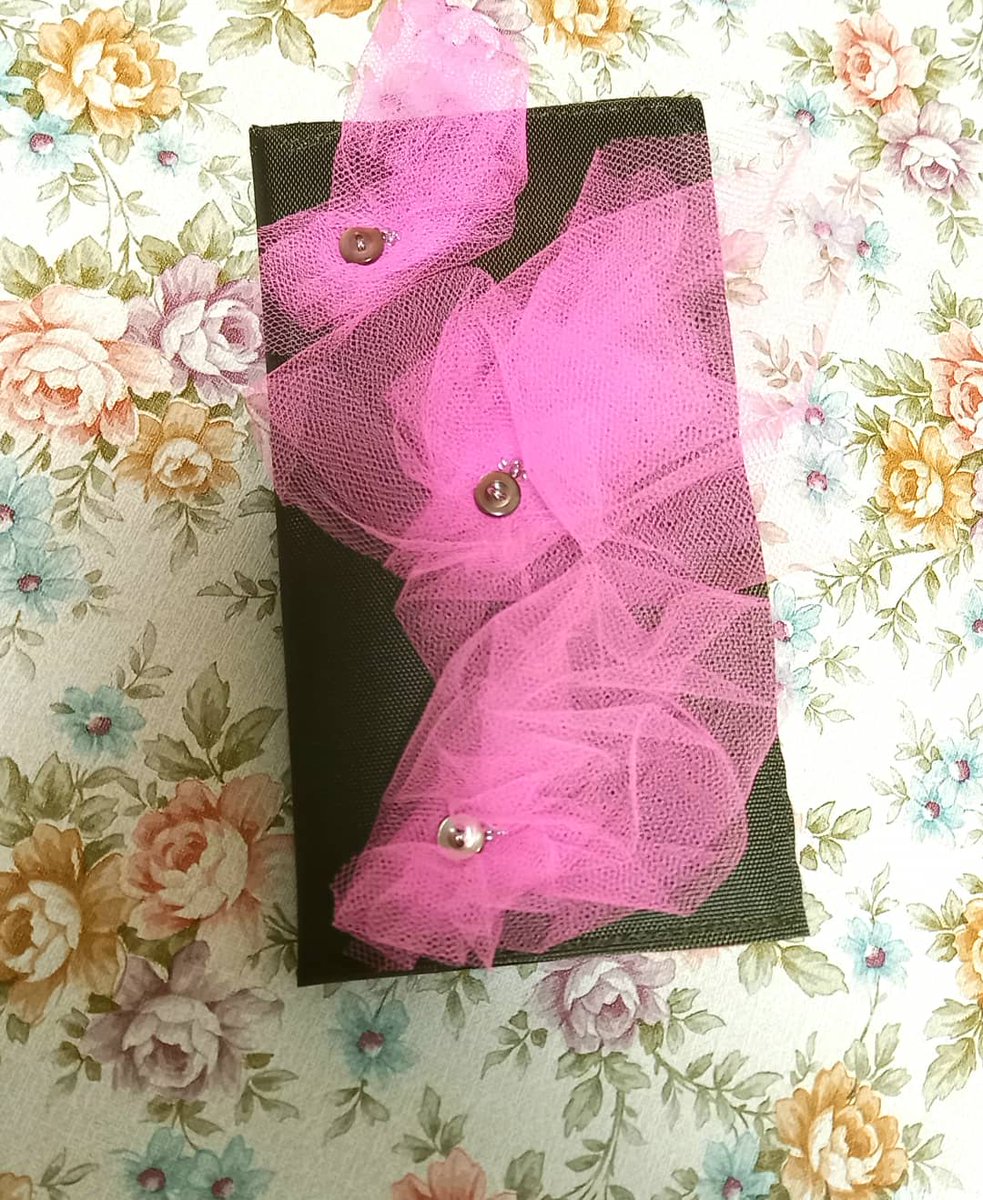 Mari__Rowan's tweet image. I made smartphone case

with water repellent cloth.

撥水生地でスマホケースを作りました。

#waterrepellent #tulle #shellbuttons 
#smartphonecase
#スマホケース #撥水生地
#チュール #貝ボタン