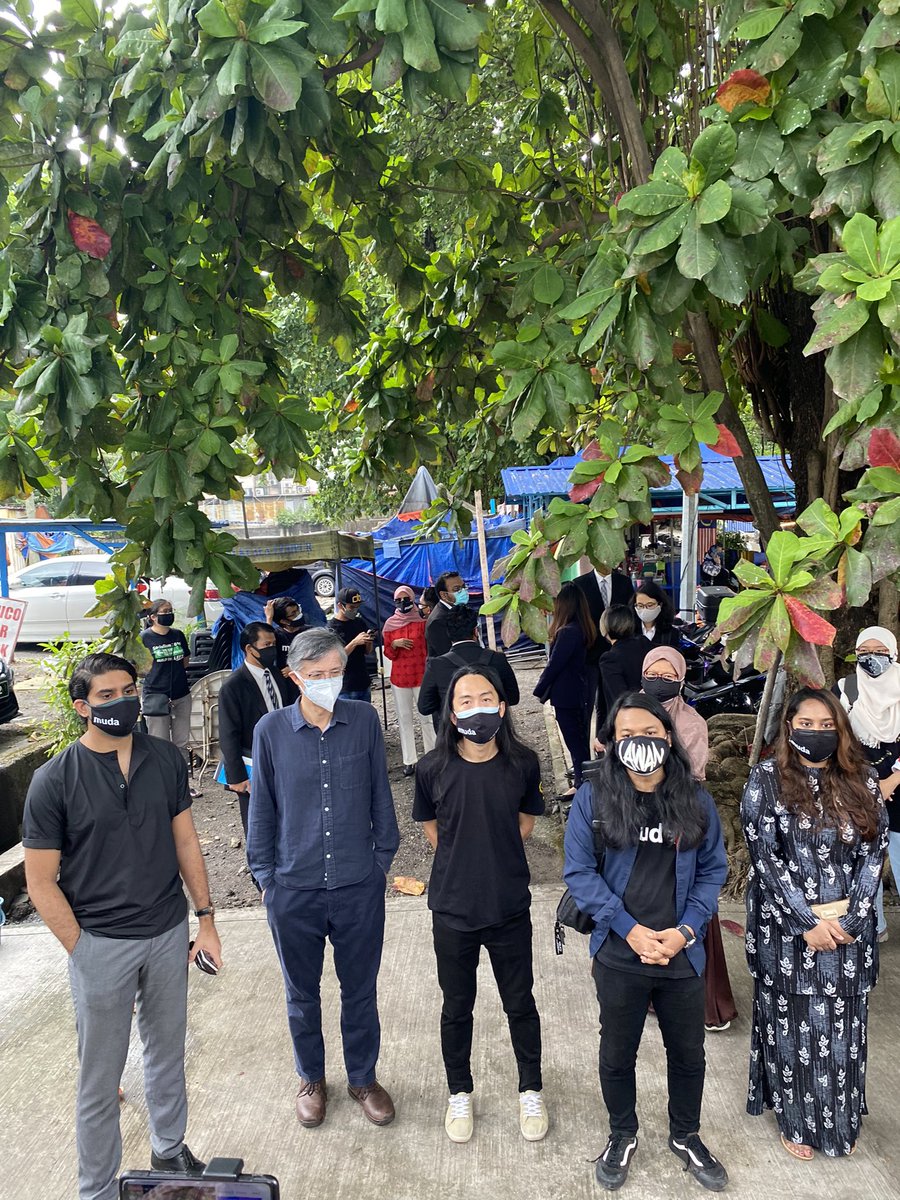 SyedSaddiq's tweet image. Sekarang, hampir setiap hari rakyat dipanggil dan disiasat. 

Hari ini, Amir Hadi, Dr Thanussha, Dr Mathen dan Dr Ken juga dipanggil ke IPD Dang Wangi. 

Yang berkumpul di rumah PM, bila nak panggil? 

Yang mesyuarat politik ramai-ramai, bila nak siasat?