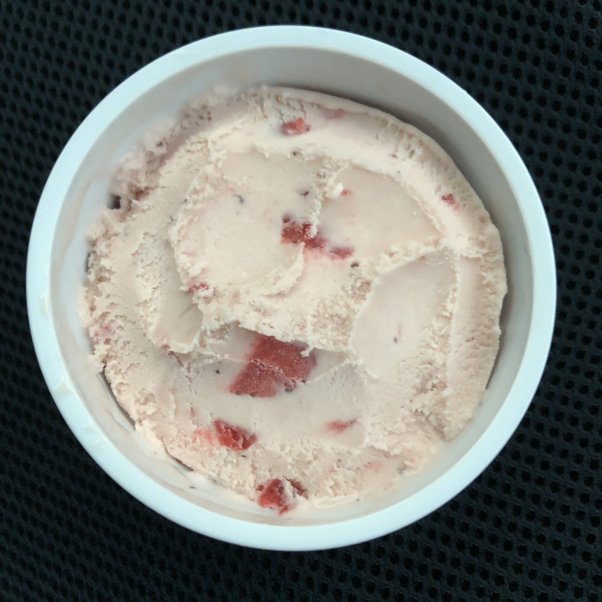 layers_graphica's tweet photo. ハーゲンダッツの限定完熟濃苺🍓食べたよ。美味しかった❗️確かに美味しかったけど、宣伝に期待値が上がり過ぎてレギュラー商品のストロベリーとの差がもう少しほしかったと思ったのは自分だけかなー。もっと苺🍓が入ってるのを想像してたよ😥💦 https://t.co/Lp8PmonFhd