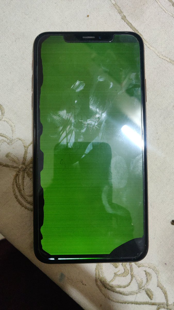 AayushSinha's tweet photo. @Apple 3 ft drop on the house floor tiled https://t.co/d6d379yPUw