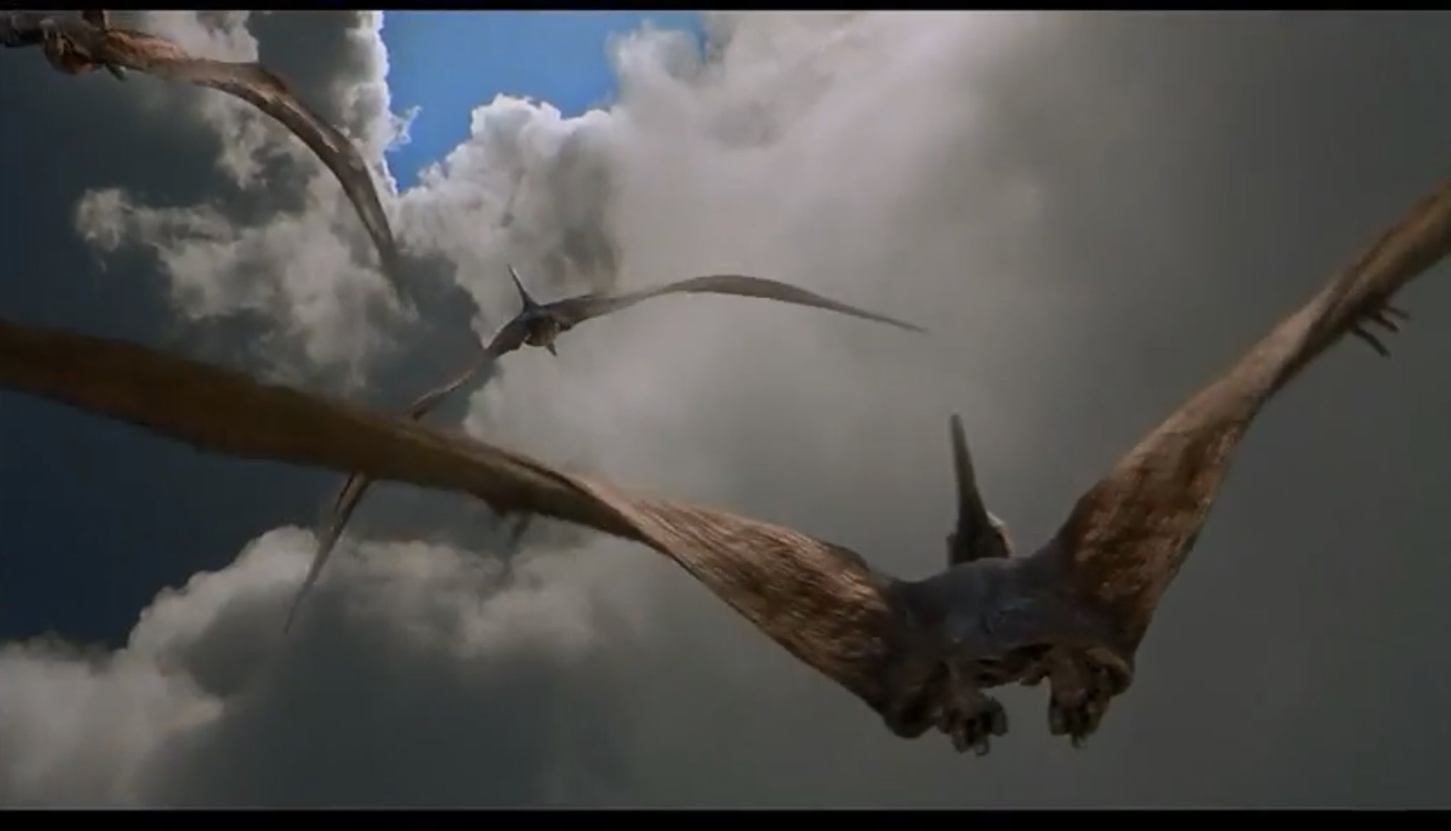 固ツイに Twitterren ジュラシックパーク3のラストのプテラノドンが飛んでいくシーンめちゃくちゃ好き 分厚い雲から綺麗な空が覗いてるの凄く綺麗 洋画 T Co Bp7gggrkhw Twitter