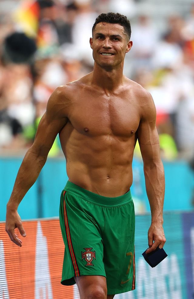 MotivacionesF's tweet photo. ¿Que prefieres? Una cita con:

🔁: Cristiano Ronaldo 
❤️: Ester Exposito https://t.co/WFbj8ZG070