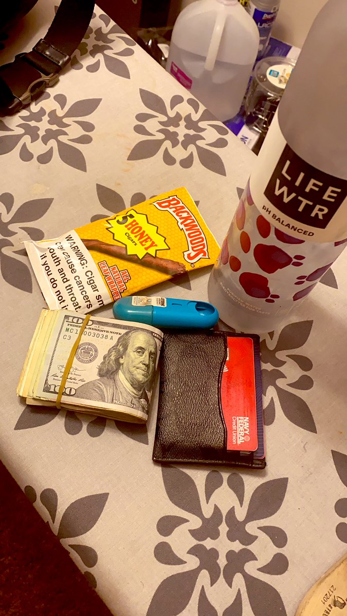 Stunna_Vell's tweet image. #PocketEssentials minus the water.