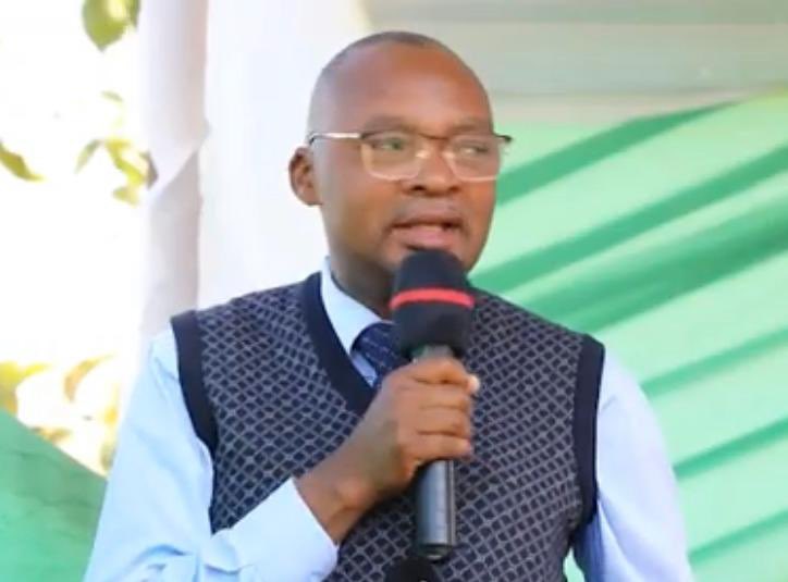 Nasikitika kuwajulisha kuwa aliyekuwa Waziri wa Ulinzi na Jeshi la Kujenga Taifa, Elias John Kwandikwa amefariki dunia. Nitakumbuka umahiri wake katika uongozi na uzalendo. Natoa pole kwa familia, Jeshi, Bunge na wananchi wa Jimbo la Ushetu. Mungu amweke mahali pema peponi, Amina