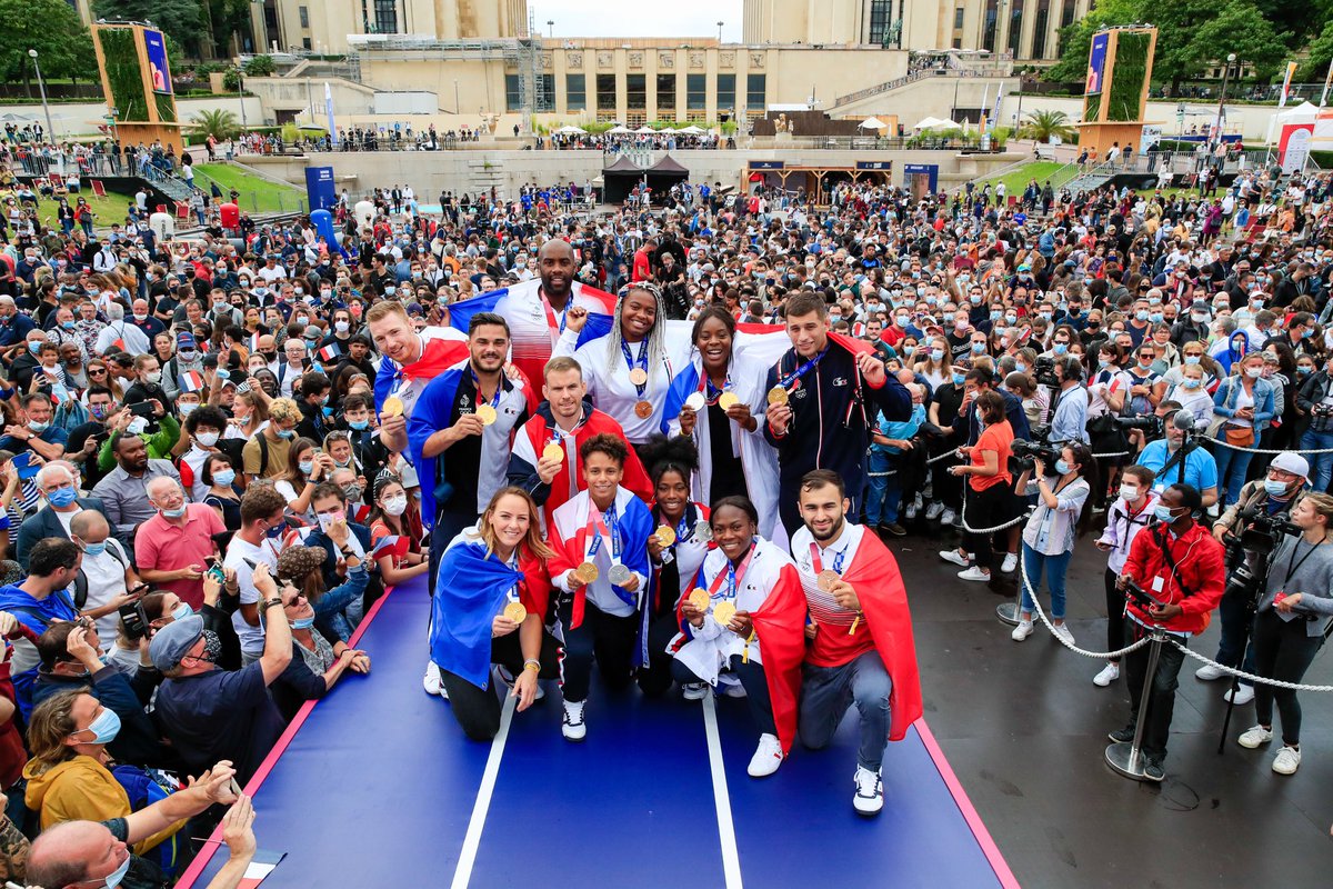 C’était juste EXCEPTIONNEL de célébrer ce moment unique avec vous 🇫🇷🇫🇷🙌🏾🙏🏾 #Tokyo2020 #UneSeuleEquipe #AllezLesBleus