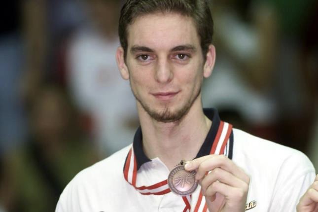 COE_es's tweet image. Entre una imagen y otra han pasado 20 años. Veinte años de entrega y amor por un país 🇪🇸

Referirse a Pau Gasol es hablar de una leyenda del deporte español. De un tipo que cambió nuestro baloncesto.

Gracias por todo, Pau. Gracias por hacernos más grandes. Tu legado es eterno ❤️