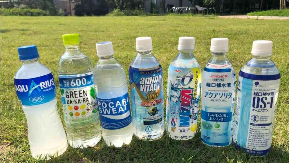 @28duQYoo3XV6W1D 調べました！
アイソトニック…運動前後に飲む飲料
ハイポトニック…運動中に飲む飲料
浸透圧という身体に水分・栄養が巡る度合いが違う。
アイソの方が濃度・浸透圧が高く、ハイポが低い。
またハイポの塩分を高くして、糖質を下げたものが経口補水液。
アイソ➡右　ハイポ➡真ん中　経口補水液➡右 