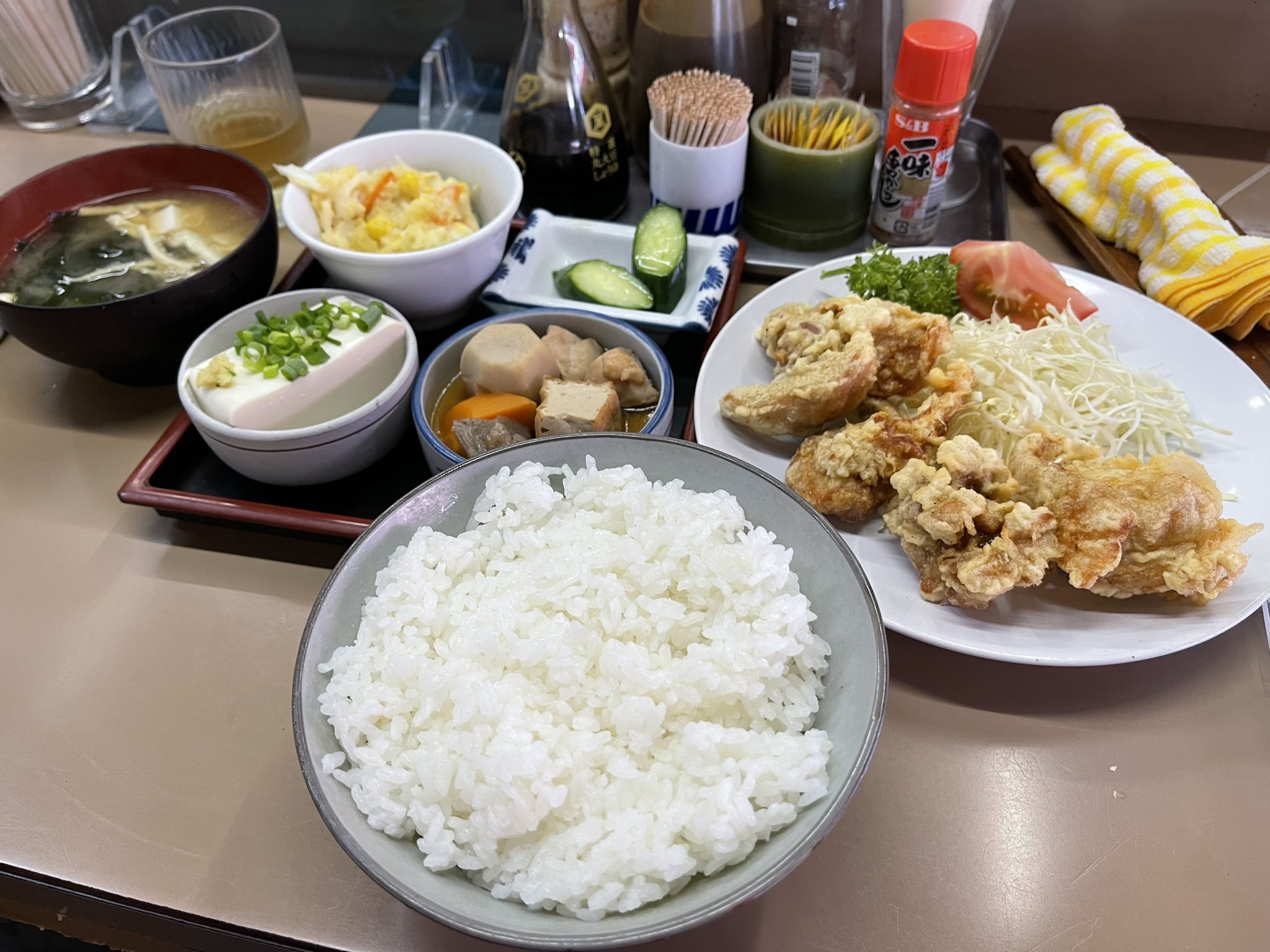 Sanokuni がんころ食堂 蒲田 鳥のからあげ 500円 駅から離れた新蒲田一丁目の住宅街にある昔ながらの大衆食堂 ランチ定食は500円 550円の激安 メインのおかげ以外にボリュームのある小鉢が3品と大盛りライス 味噌汁 お新香付きでがこの価格は Sanokuni がんころ食堂 蒲田 鳥のからあげ 500円 駅から離れた新蒲田一丁目の住宅街にある昔ながらの大衆食堂 ランチ定食は500円 550円の激安 メインのおかげ以外にボリュームのある小鉢が3品と大盛りライス 味噌汁 お新香付きでがこの価格は