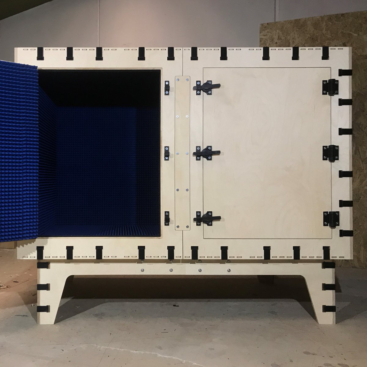 The AC1120-180 test chamber. Aimed at mmWave, 5G-NR, and radar applications. Fits with all DUO positioners. Read more: mmwavetest.com

#mmWave #milliwave #Radar #mmwavetest #testchamber #5GNR #RFIC #rfengineering #engineering #anechoicchamber #3dpositioner #antennatest