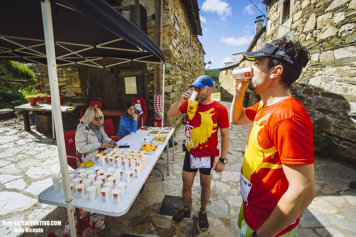 Trailfronteriza's tweet photo. Los expertos recomiendan que si sales a correr en #verano bebas 250 ml de agua cada 20-25 minutos y si la actividad dura mรกs de 45 minutos incluyas sales minerales en la bebida๐ฅค
#healthyrun #trailrunning #salud #deporte
Foto ๐ท @artedeportivof https://t.co/43TdymRJN7