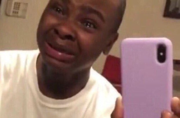 tava lendo um livro e a namorada do cara tinha meu nome e eu só vim perceber na metade do livro. como alguém não reconhece o próprio nome?!