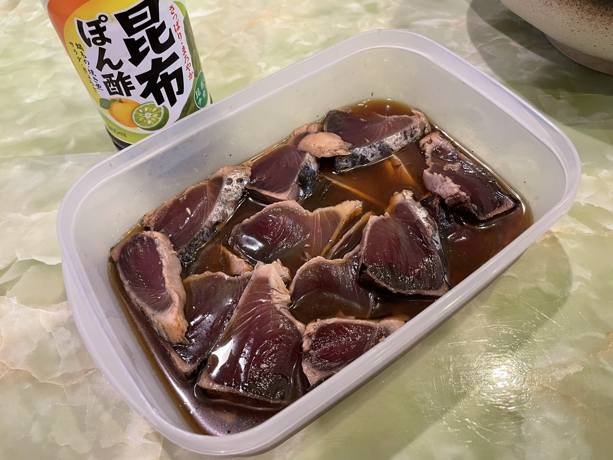 魔女っこれい スーパーで買った半額の鰹たたきは 切って昆布ポン酢2とみりん1に漬けちゃう 冷蔵庫で10分ぐらい冷やして大葉とにんにく T Co Argaxane57 Twitter