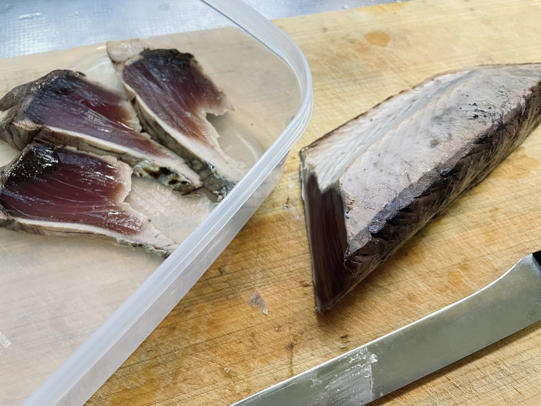 魔女っこれい スーパーで買った半額の鰹たたきは 切って昆布ポン酢2とみりん1に漬けちゃう 冷蔵庫で10分ぐらい冷やして大葉と にんにく T Co Argaxane57 Twitter