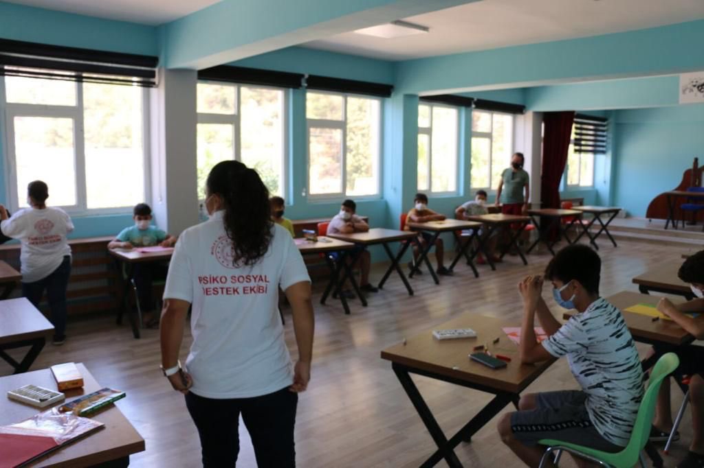 Çocuklarımız ve ailelerimiz için sahadayız.

Psikolojik danışman ve rehber öğretmenlerimizden oluşan mobil psikososyal destek ekiplerimiz, afet bölgelerinde çalışmalarına başladı.

Koordinasyon ekiplerimiz de bütün ihtiyaçlar karşılanıncaya kadar öğrencilerimizin yanında olacak.