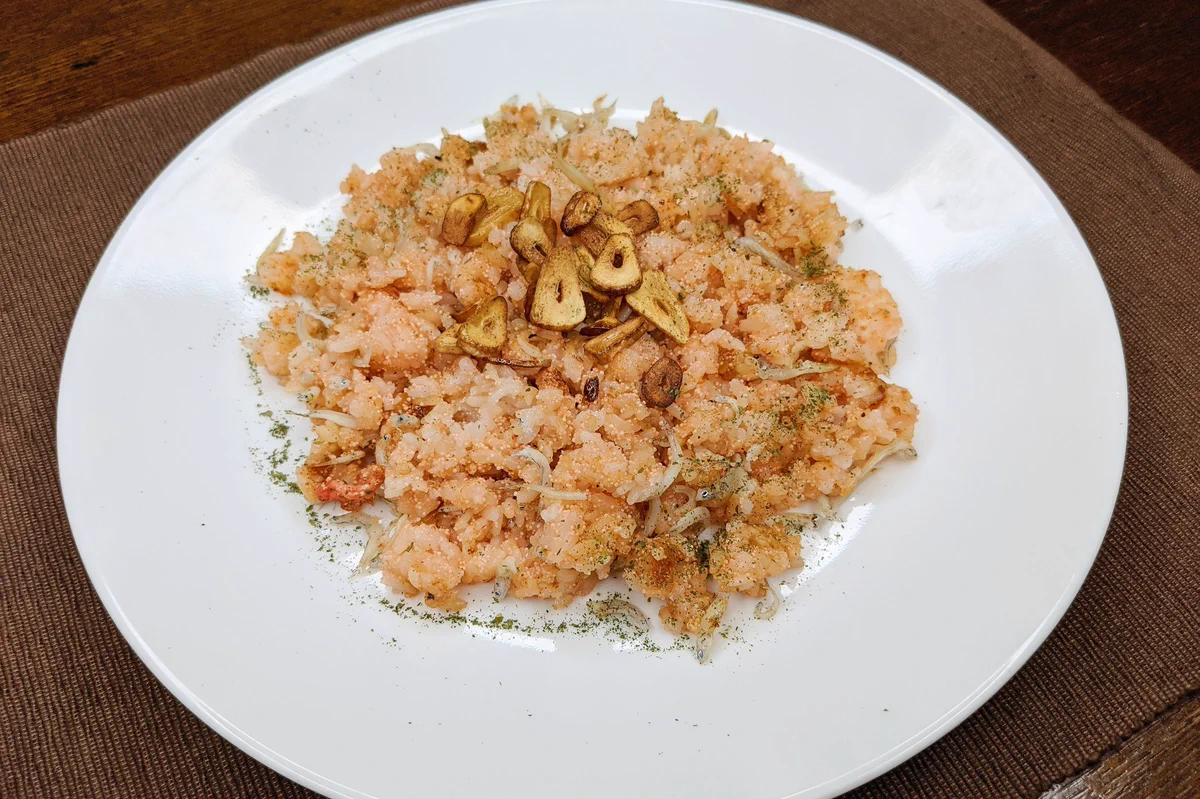 必要な材料も少なくてお手軽に作れちゃいそう！とっても美味しそうなガーリックライスレシピ！