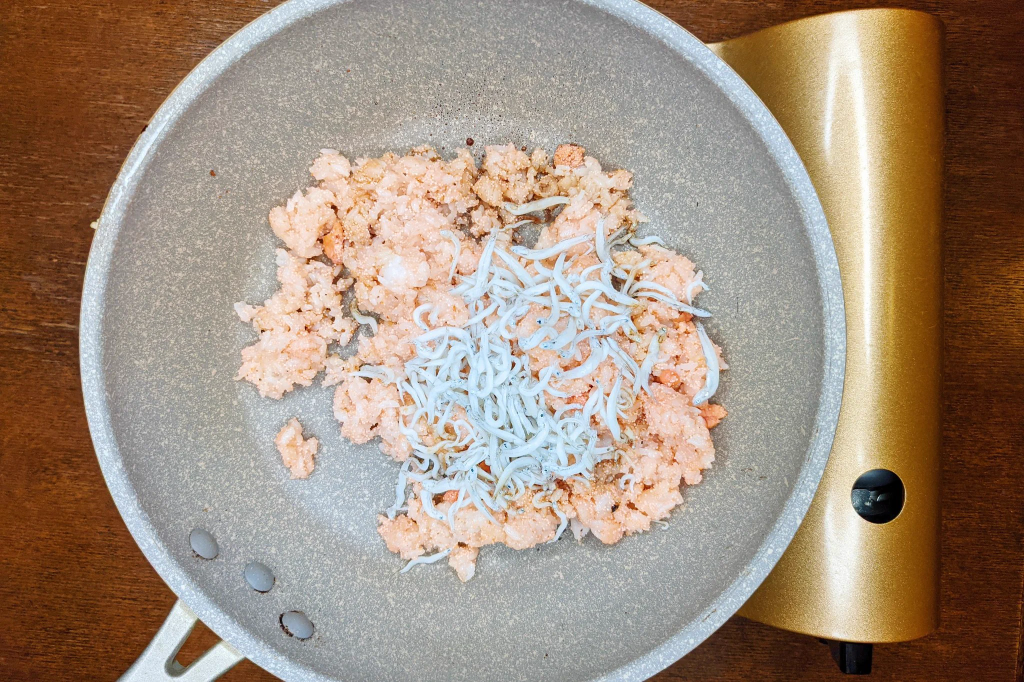 必要な材料も少なくてお手軽に作れちゃいそう！とっても美味しそうなガーリックライスレシピ！