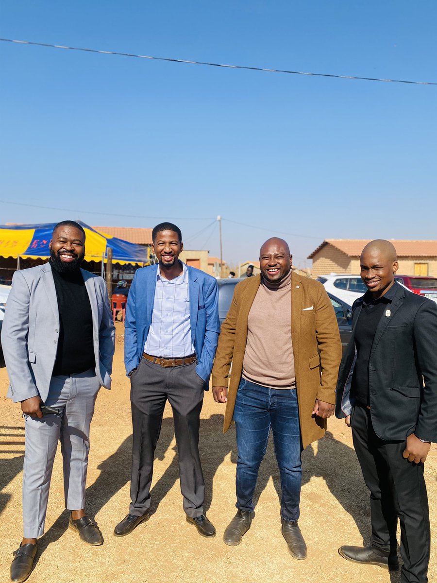 Mdixx's tweet photo. As much as today was a sad day, we managed to have a laugh or two and catch up.
@MalumeNiceTime
@sebetlele24
#Modumo
#Sebetlele
#Pholo https://t.co/LvBRN807Jd