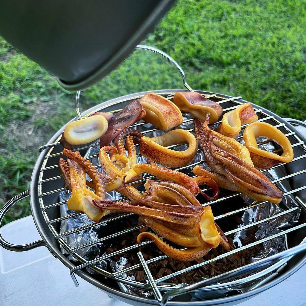 marumeganehenry's tweet photo. とりあえずイカを燻製したら間違いがない。。#camp #campcooking #outdoor #outdoors #キャンプ #キャンプ飯 #アウトドア #燻製 #燻製器 #燻製料理 #いか #イカ https://t.co/XLZsNEkrMh https://t.co/5rEVgO27HI