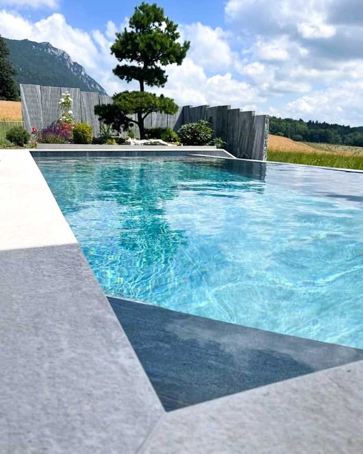supergres's tweet image. SHARE IS CARING ❤️

Sharing your projects realized with our collections is always a great pleasure!

Today let&apos;s take a dip here, in this splendid swimming pool made with our Stoorm T_20 collection, stone effect tiles.

Thanks Tiziana Grüring for sharing 🙏🏻

#Supergres

~~~~~~~~~