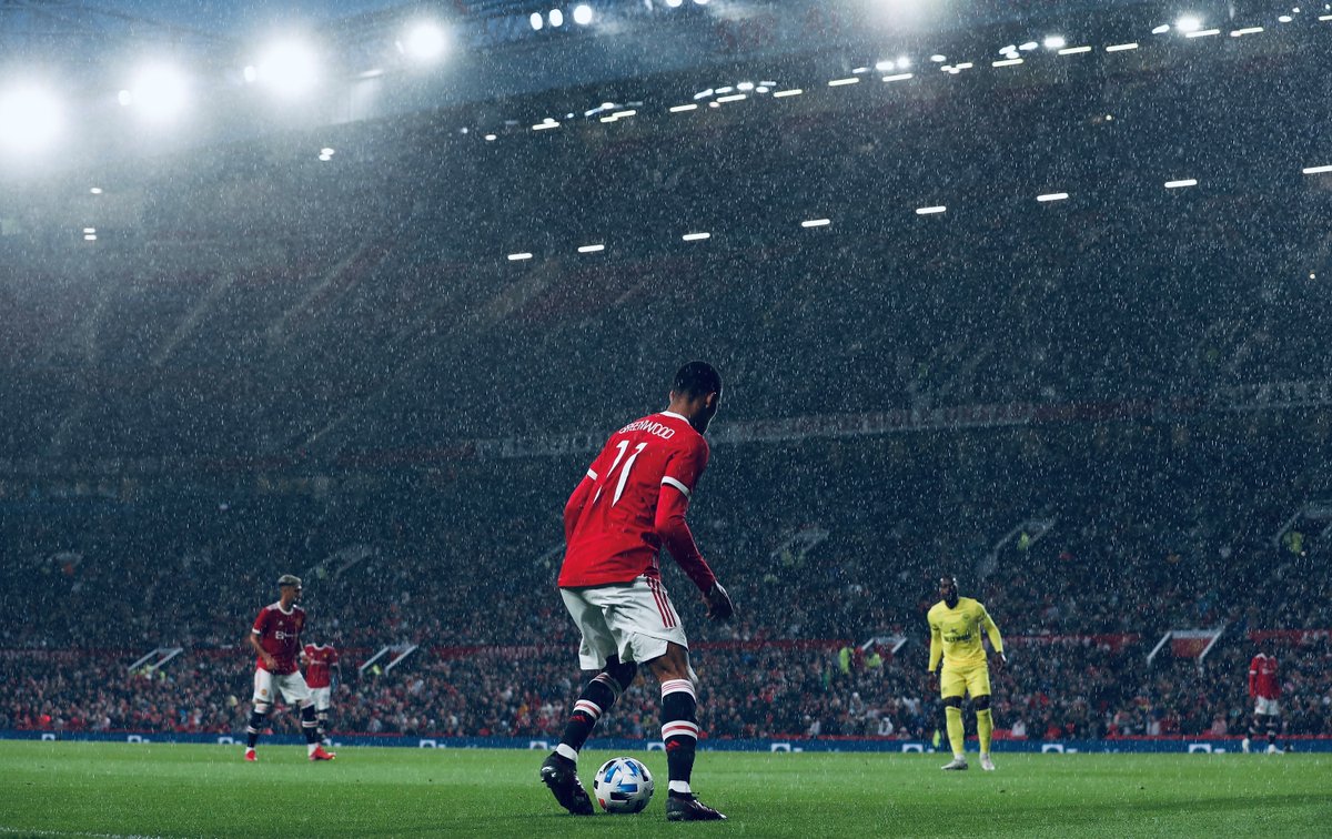 🌃 Nights under the Old Trafford lights ❤️

#MUFC #PhotoOfTheDay