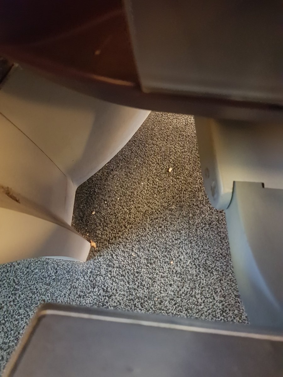 MadeInFrance68's tweet photo. Bonjour @SNCF et @TGVINOUI qu'est-ce qui fait qu'un wagon TGV 8864 n'est pas propre pour son départ origine ? Pas de nettoyage entre 2 voyages ? Bonne journée https://t.co/84nWekGx5o