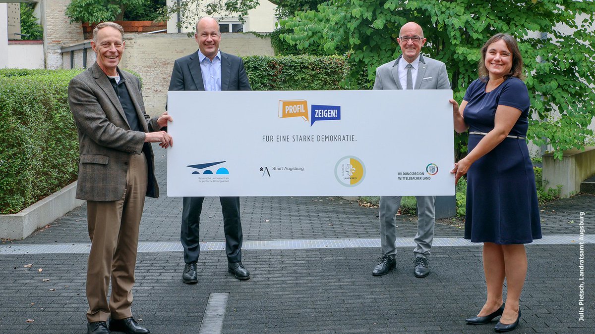 lz_bayern's tweet photo. Gemeinsam gegen #HateSpeech und #FakeNews: Wir freuen uns über den Start der #Kooperation mit der Bildungsregion A³ beim Projekt #Profilzeigen!: 👇https://t.co/8SEHIGv5lN 🎉@stadtaugsburg #Aichach #Friedberg #Augsburg #Schwaben @uni__augsburg @PoBiSchw #twlz #BayernEdu https://t.co/YHh6DFmvuJ