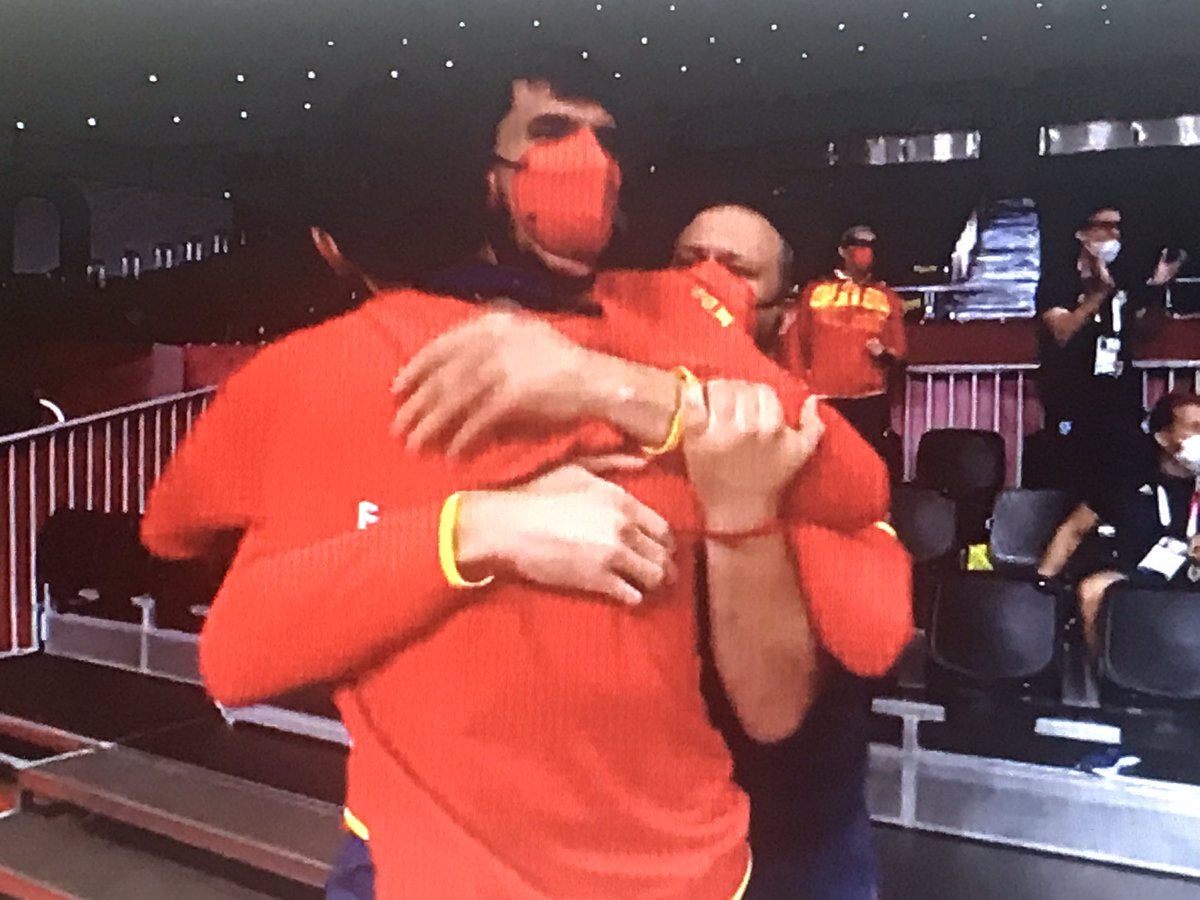 Y Viran sigue ayudando. Cerca del grupo, vibrando, haciendo grupo. #Hispanos #Tokyo2020 
⬇️