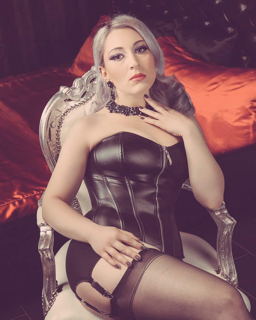 VBizarr's tweet image. Königlich wie auf dem Thron werde ich heute mit einem Langzeitsklaven den gesamten Tag verbringen. 👑
Zuerst zum Frühstück, danach in die Therme um ein bisschen Ruhe und Wärme zu tanken 🌸🧖🏼‍♀️und der Nachmittag wird mit Spielen verbracht 😊⛓️

#mistress #bdsmlifestlye #germanfemdom