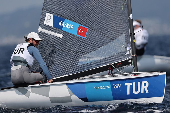 TeamTurkiye's tweet photo. Alican Kaynar Olimpiyat 8’ncisi! 👏🏻
⛵ Yelkende finn sınıfında temsil eden Alican Kaynar, final yarışını 5’nci sırada tamamlarken genel sıralamada 8. olarak olimpiyat oyunlar��nı tamamladı. 🇹🇷

#TeamTürkiye #BizBiriz #Tokyo2020 https://t.co/agWY5B4X9m