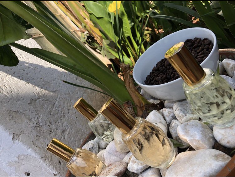 Vscent_fragranc's tweet photo. Love is a perfume you cannot pour onto others without getting a few drops on yourself ❤️                             #perfume #scent #cologne #fragrance #buylocalza🇿🇦 #blackownedbusiness #girlztalkza #vscentwithlove #womensmonth #Uyajola99 #Uyajola99Sundays https://t.co/HJXbwjVaLN