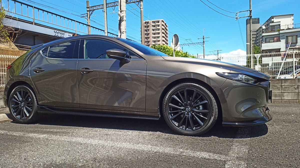 10Mazda3's tweet photo. 炎天下の洗車ほど辛いものは無い😂😂😂 https://t.co/7442uWMi3Z