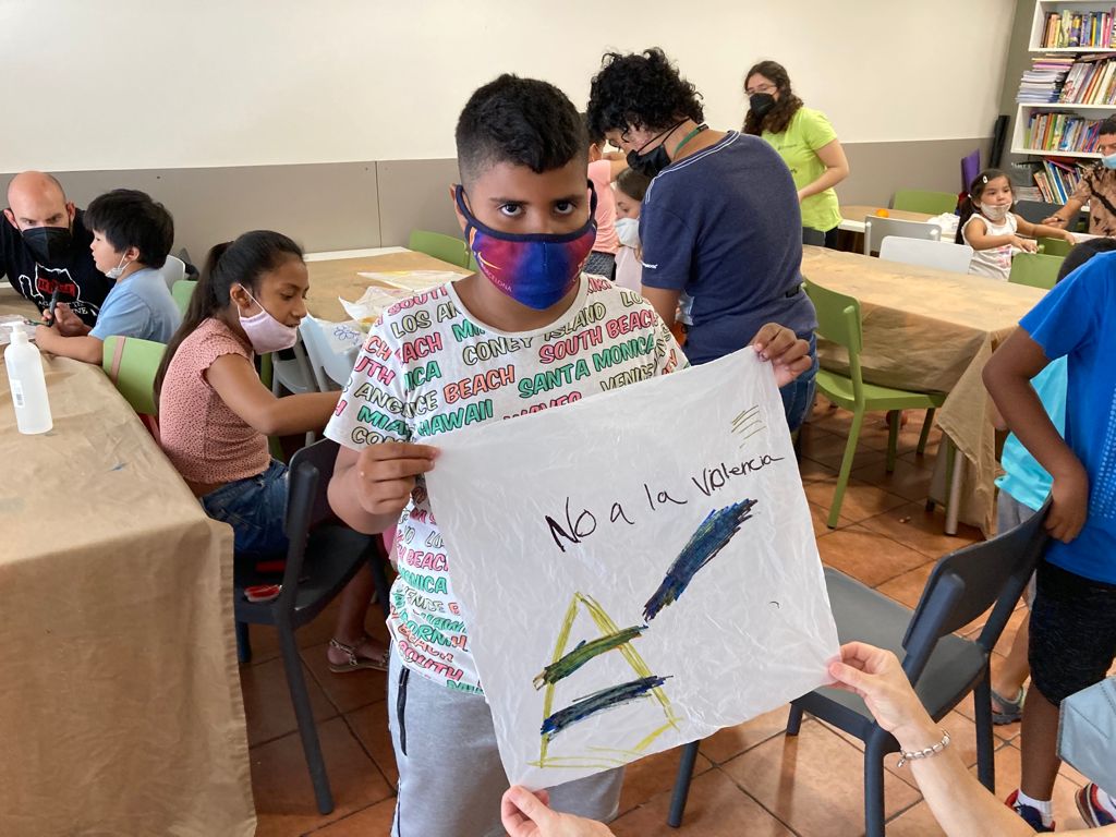 INFOSANTS's tweet photo. R_Hostafrancs: RT @centrecanpedro: El casal d'estiu de #Canpedró no s'atura! La setmana passada vam portar a terme diverses activitats amb els nostres infants.
Com el taller #nuSOS de @fundesplai, per treballar els Drets Humans i la diversitat com a valo… https://t.co/M0E9mxPcjN