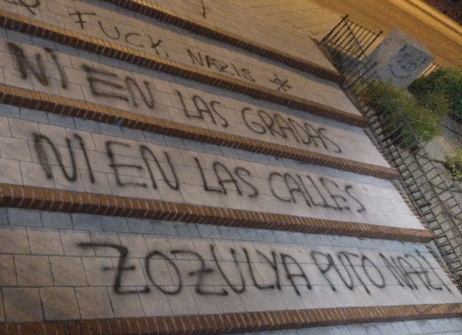 Amanecen las calles de nuestra ciudad, mostrando el rechazo al fichaje de Zozulya por el CF. Fuenlabrada.
Ni en las gradas ni en las calles!! Fuera Fascistas de nuestros Barrios!!!
#ZozulyaNotWelcome