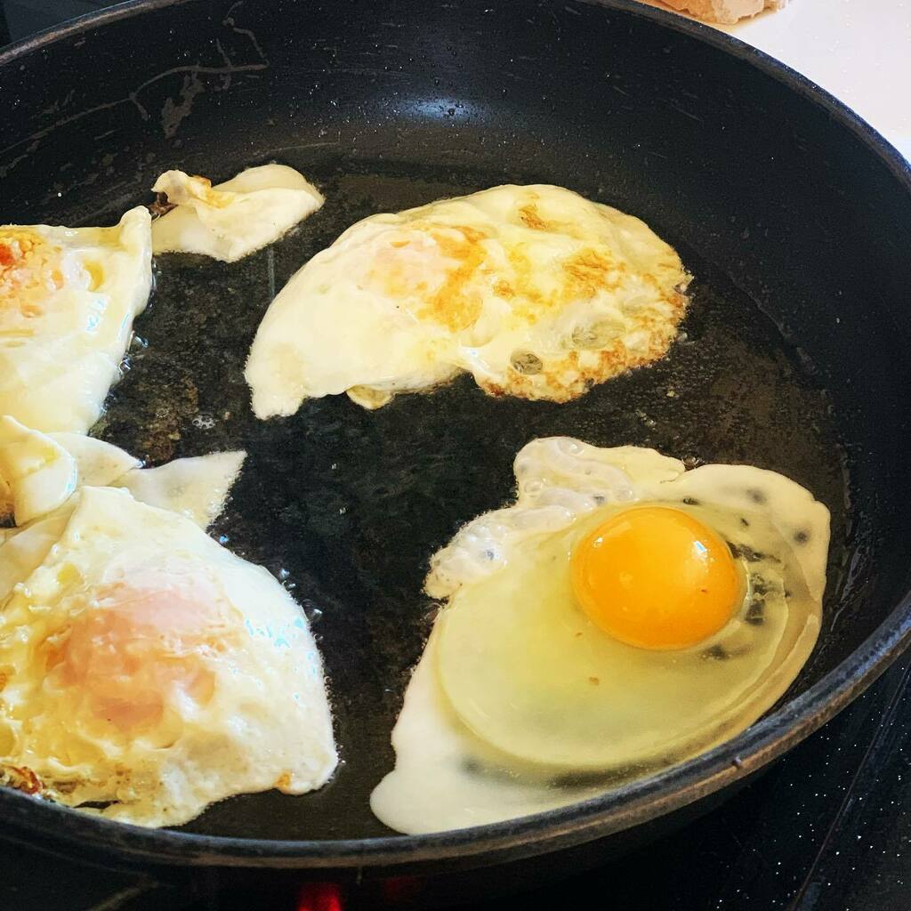 PhumiMashigo1's tweet photo. The most #important #meal of the #day. #Sunny side up with a bit of #toast and you can’t go wrong. It’s taken a while but I now know how to make the #perfect #fried #egg - at least twice a #week it’s what we #serve at CasaMashigo.
#goodmorning 
#workingm… https://t.co/aFKX4yiciB https://t.co/X284s4Wbtg