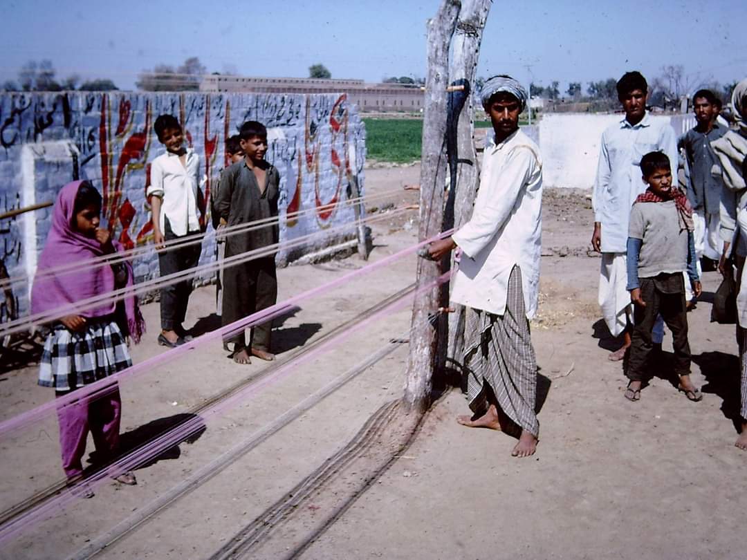 Adillahorei's tweet photo. #Lahore in late 1980's
ڈور کو مانجا لگتے ہووے #oldlahore #oldlahorestories #dawndotcom #bbctravel #colorsoflahore #basantlahore https://t.co/zHzamiyt9n