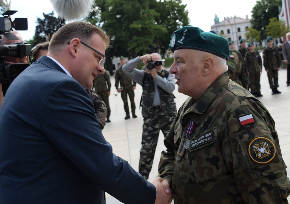 Kombatanci's tweet photo. Podczas uroczystości na pl. Litewskim w #Lublin szef #UdsKiOR @JanKasprzyk uhonorował osoby zasłużone w kultywowaniu pamięci o walce o niepodległość Ojczyzny. Medalem #ProBonoPoloniae odznaczony został p. Tomasz Dyzma. Medal #ProPatria otrzymał p. Andrzej Bis. https://t.co/XvbCf08til