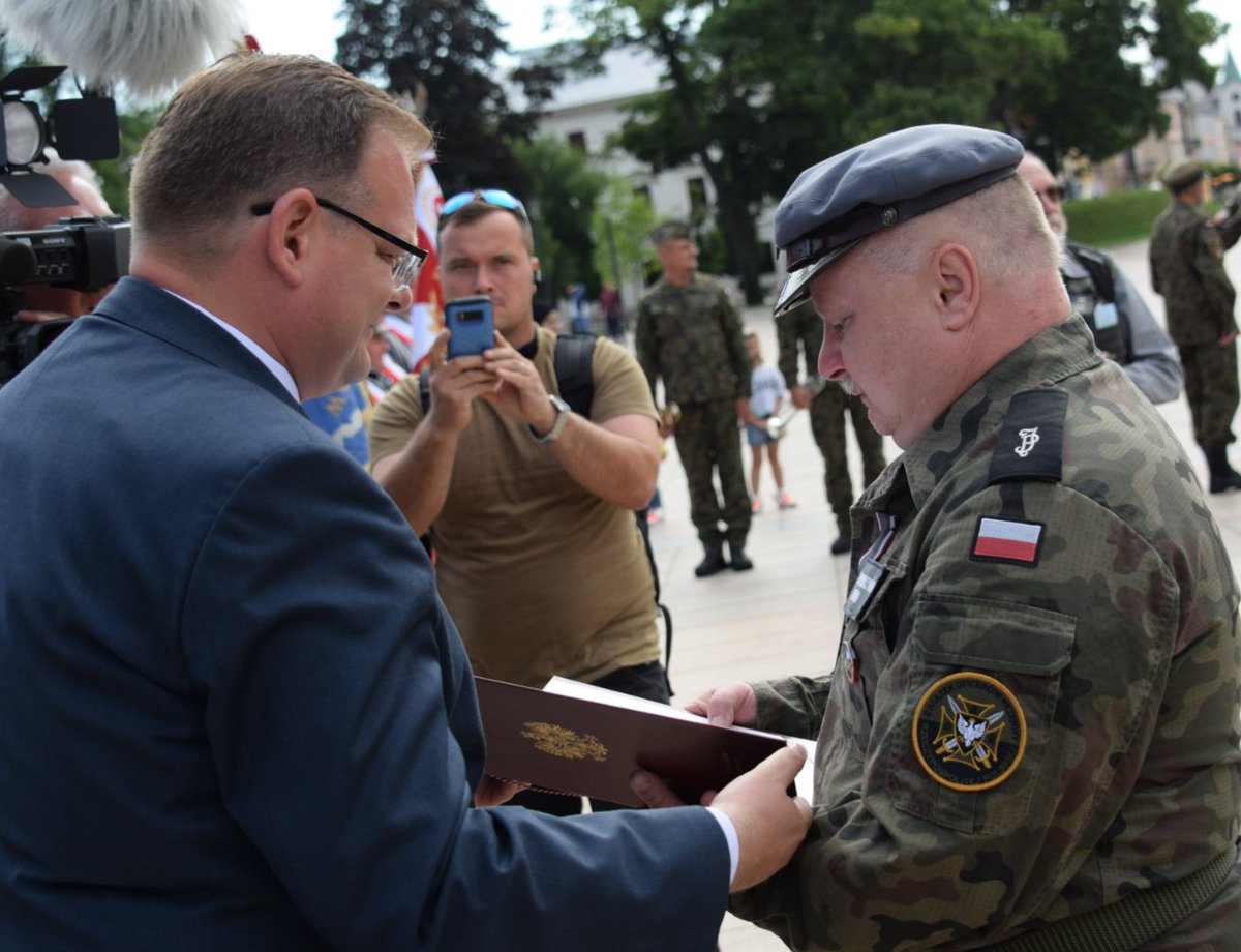 Kombatanci's tweet photo. Podczas uroczystości na pl. Litewskim w #Lublin szef #UdsKiOR @JanKasprzyk uhonorował osoby zasłużone w kultywowaniu pamięci o walce o niepodległość Ojczyzny. Medalem #ProBonoPoloniae odznaczony został p. Tomasz Dyzma. Medal #ProPatria otrzymał p. Andrzej Bis. https://t.co/XvbCf08til