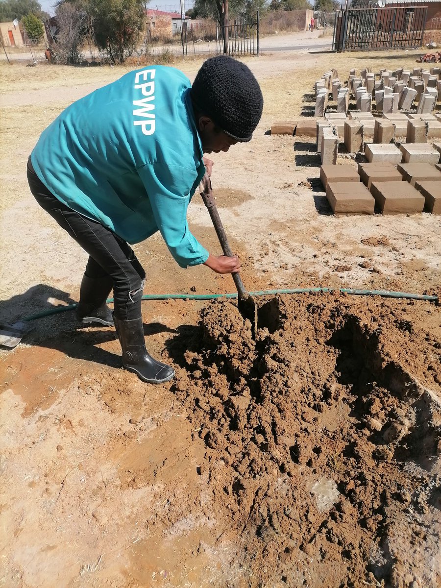 MosweunyaneTona's tweet photo. This is what I do in the meantime while I'm looking for a job so I could be able to buy data and apply, please help me look for a job, I Have Badmin in HR,  Honors bachelor in Industrial relations and PGCE (LO &amp; EMS).

Please Retweet my employer might be in your TL🙏🏾 Thank You. https://t.co/Hc41JIa4ZF