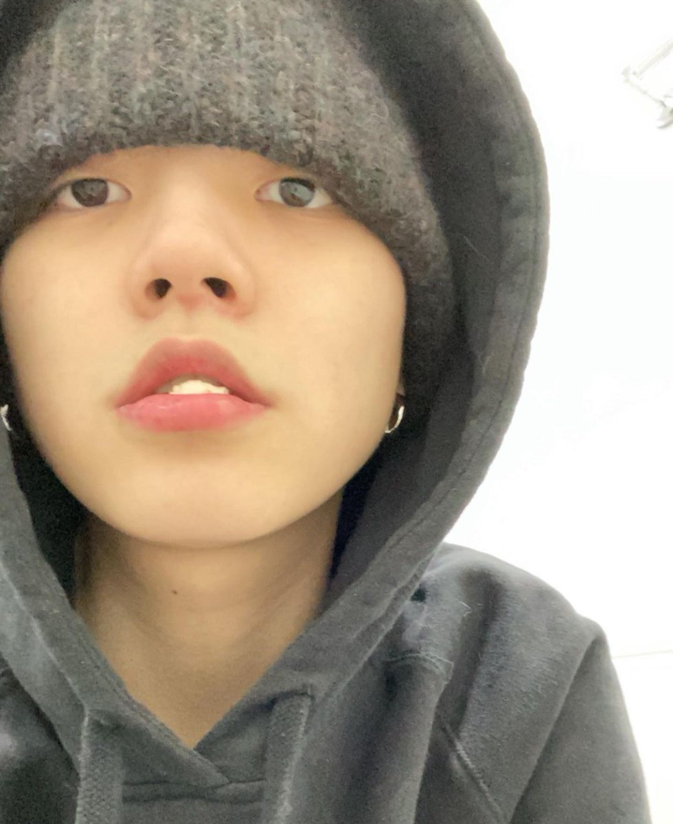 glchdnoel___'s tweet photo. glchdnoel posted someone who wearing hoodie on summer https://t.co/JvVLhfIptf