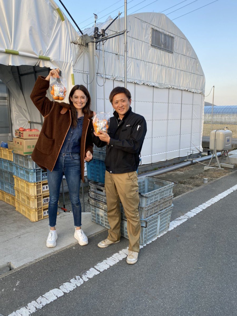 Wingingm_m's tweet photo. モデルの三沢ケリーさんが来熊！！

ご縁がありご一緒に農家廻りをさせて頂き帰り間際にみやもっちゃんみかん🍊をプレゼント🎁

本当に喜んで頂けてこちらも有難いです🥺日々精進ですね！

＃熊本みかん
#特産品
#イタリアン
＃ハーベスト
＃ハーベスト熊本
#三沢ケリー
＃モデル
#美容
＃ビタミン https://t.co/Miwx8LzSQY