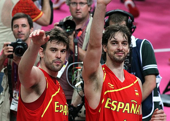 9FelipeReyes's tweet photo. Honor y respeto. Tristes pero orgullosos de nuestra selección 🇪🇸. 
Pau, Marc...La Familia 🏀 siempre os rendirá el tributo que merecéis. JJ.OO. , Mundiales, Europeos...hemos vivido partidos históricos y momentos personales inolvidables. Muchísimas gracias por todo ¡ Leyendas ! 🙌 https://t.co/PpobsE7UZO