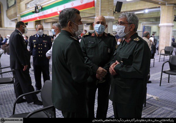 Yaser_Jalali's tweet photo. نمی‌دانم به هم چه می‌گویند. اما ما دائم با خود زمزمه می‌کنیم و آه می‌کشیم و غصه می‌خوریم که چقدر جای عزیز ما، سردار ما، امید ما، #حاج_قاسم ما خالی است. خدا به داد ما بر��د. https://t.co/Dw46kIoivF