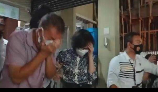 KompasTV's tweet photo. Menantu Akidi Tio Klaim Uang Rp 2 Triliun Ada di Bank Singapura dan Tidak Bisa Dicairkan Sekaligus https://t.co/PZ170zxi3z https://t.co/pWyN9WjSdG