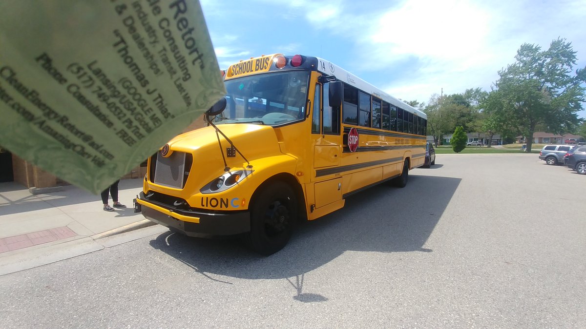 AmazingChevVolt's tweet photo. @MikeHudema @cleanenergycan INSIDER/
#ElectricSchoolBus Manufactured By Canadian OEM @LionElectricCo.
Video Above Shot, Lansing, Michigan At @MichiganEGLE #EVRideNDrive, 2017.
#SchoolDistricts & #Municipal's
Procuring #EVSchoolBus & #ElectricBus From @VWGroup Court Ordered
$ 25Bn #DIEselGate Settlement! https://t.co/2hTdD32LNO