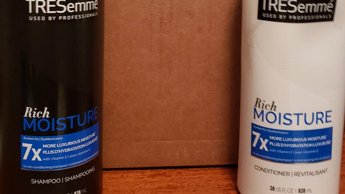 reviewsteph's tweet photo. 🥰 I can now affirm 👉TRESEMME shampoo and conditioner have the power to moisturize 7 times more luxurious and in depth + Created for daily use and formulated with vitamin E 🎁📫 #trywithtopbox #topbox #topboxcanada #TRESemme #TRESemmecanada #canadatester https://t.co/KC780qNYUV