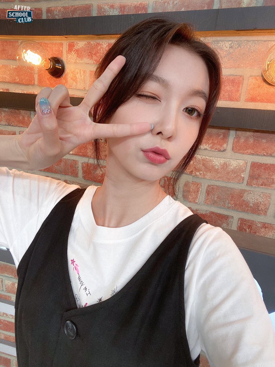 arirang_ASC's tweet photo. [Dreamcatcher]

TO. 드림캐쳐
팬들 중 한 명이 당신의 배우자가 될 수 있다고 생각해 보셨습니까? 진짜 될 수도 있으니 각오하십시오 💍😎
(물론 수많은 썸냐분들 뒤에 줄 서야 해서 에엣씨 차례가 언제 올지 모르겠지만...😭)

#DREAMCATCHER_ASC #DREAMCATCHER https://t.co/NIBLxLrXqf
