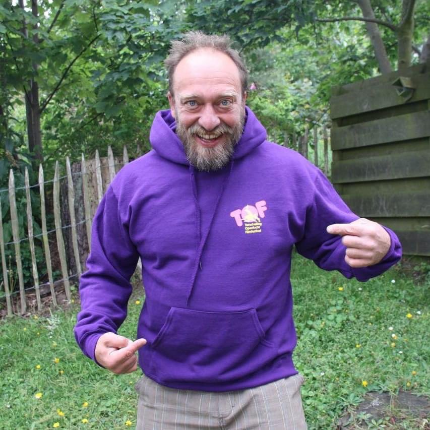 TOFTerschelling's tweet photo. Dat #TOF dit jaar niet door kan gaan betekent niet dat je er niet TOF bij kunt lopen! Wil je ook graag TOF gekleed over straat? Je koopt een #TOFFE trui of T-shirt op #Terschelling bij de VVV Terschelling en bij Warenhuis Midsland of online: https://t.co/t851nFD0O6. https://t.co/kfwt0JBCUK