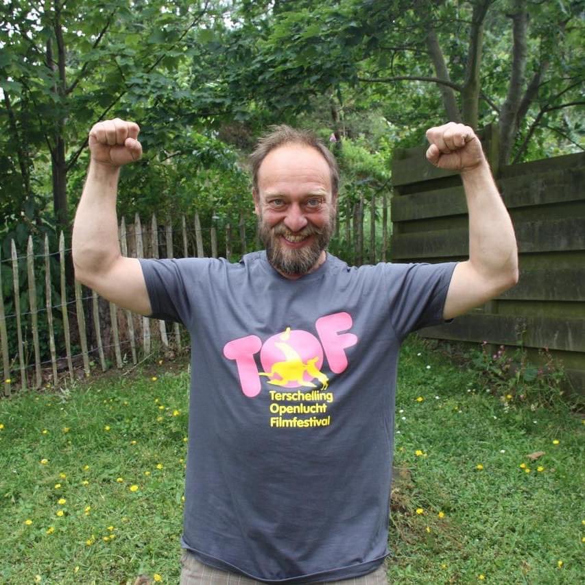 Dat #TOF dit jaar niet door kan gaan betekent niet dat je er niet TOF bij kunt lopen! Wil je ook graag TOF gekleed over straat? Je koopt een #TOFFE trui of T-shirt op #Terschelling bij de VVV Terschelling en bij Warenhuis Midsland of online: weetwatjemist.nl/producten/tof/.