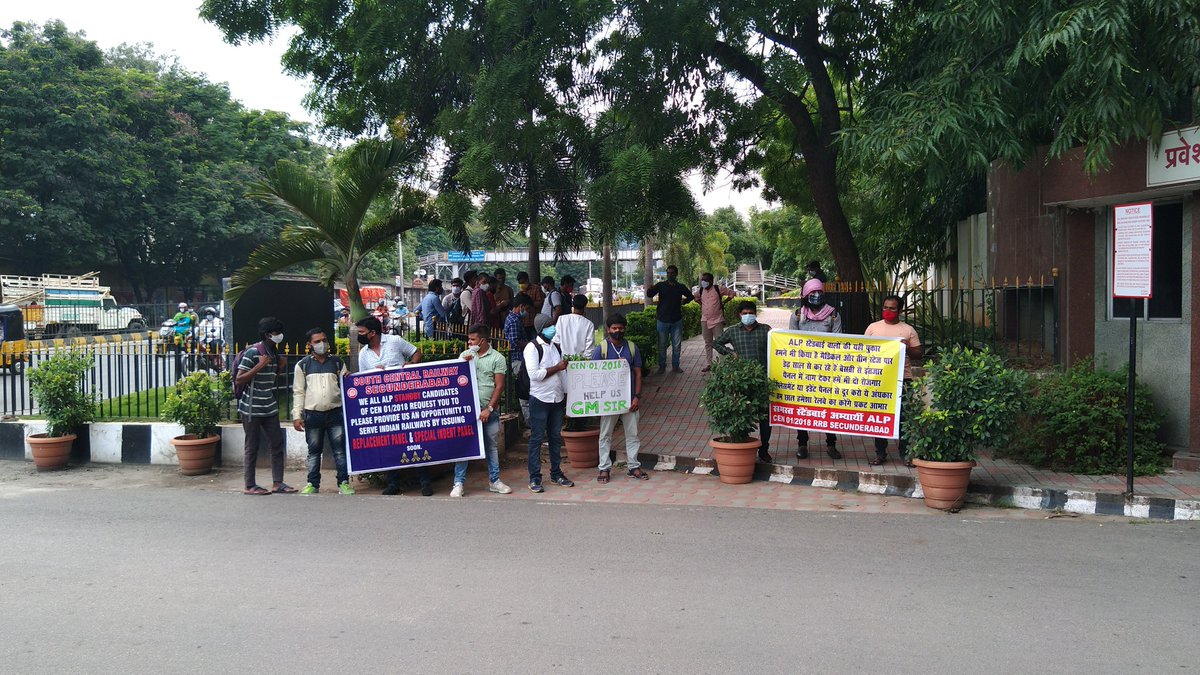 #rrb_waiting_clear_karo 
Protest at rail nilayam...
Clear waiting list in place of Non-turnup candidates
#rrb_waiting_clear_karo 
@RailMinIndia @SCRailwayIndia 
@rrbsecunderabad @AshwiniVaishnaw